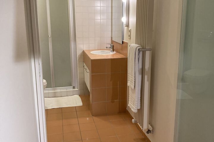 Room 6 of 8