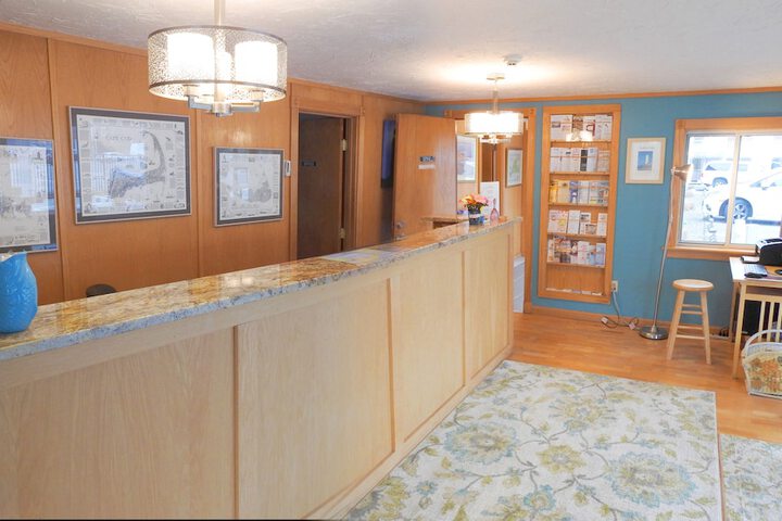 Check-in/check-out kiosk