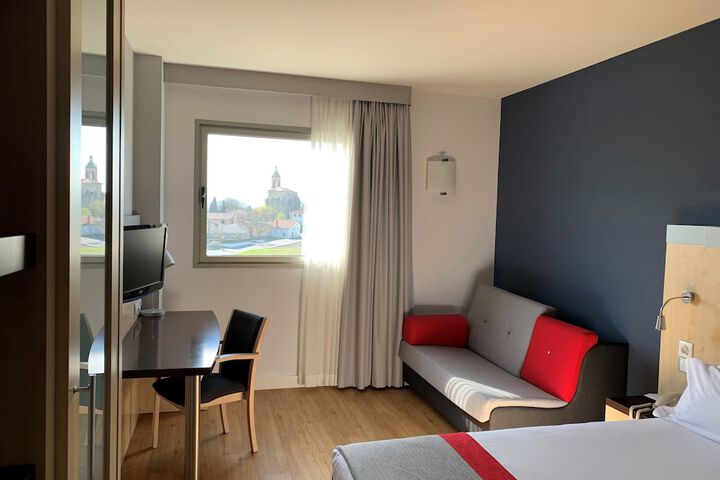 Room 16 of 40