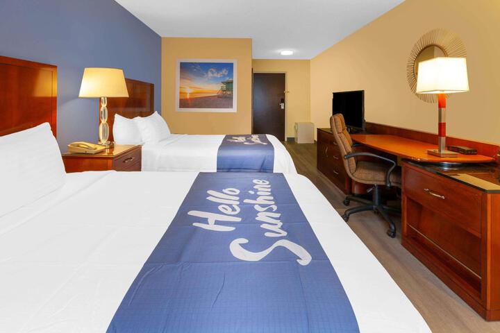 Deluxe Queen Bed (3 of 6)