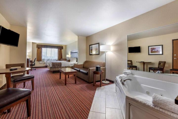 1 King Bed Refrigerator, Microwave Full Breakfast (4 of 18)