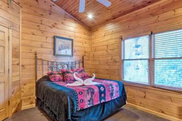 The Great Escape II 5 Bedroom Mountain View Home with Hot Tub
