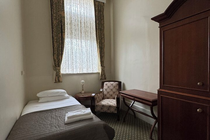 Room 7 of 17