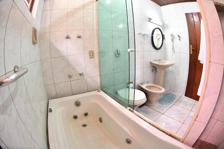 Jetted tub