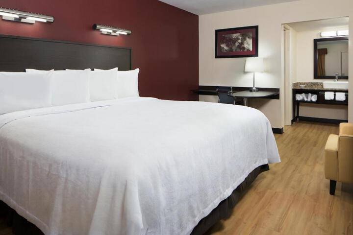 Deluxe King Bed (5 of 14)