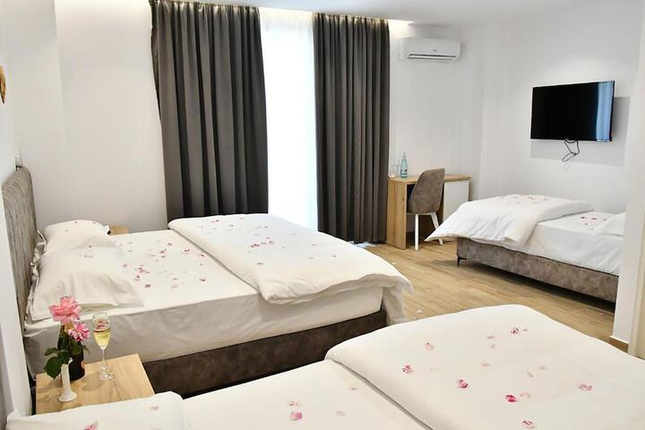 Room 32 of 65