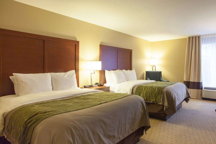 2 Queen Beds (7 of 8)