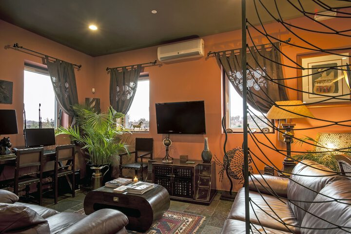 Lounge 54 of 61