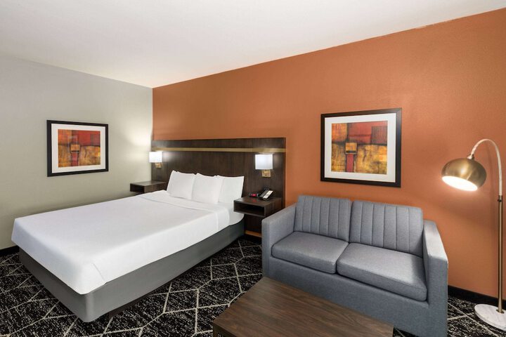 1 King Bed Deluxe Mobility Accessible (13 of 15)
