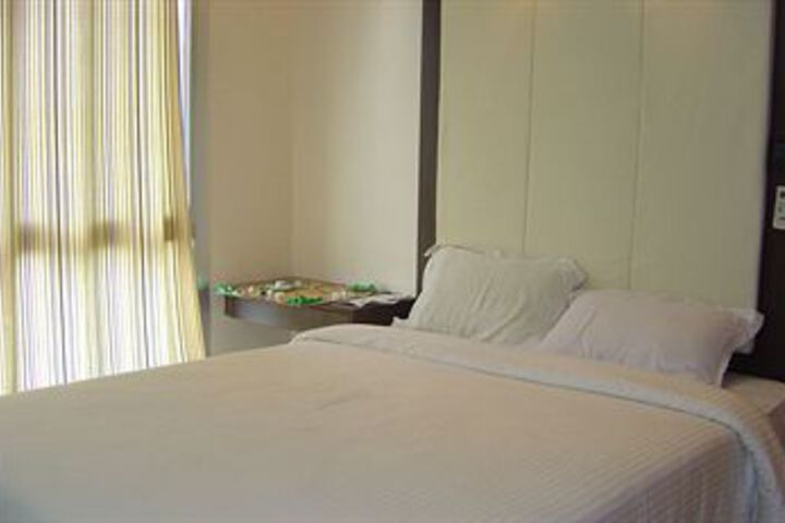 Room 11 of 27