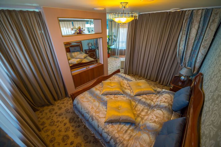 Room 14 of 90