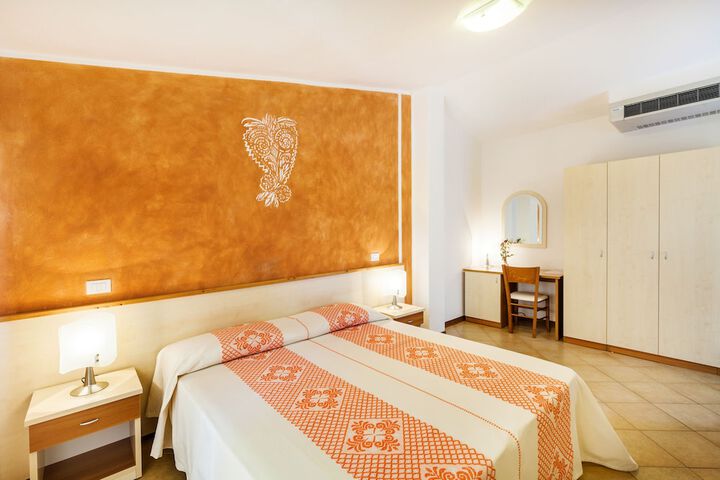 Room 16 of 48