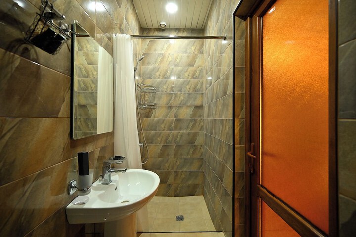 Room 11 of 28