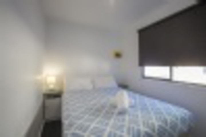 Room 100 of 876