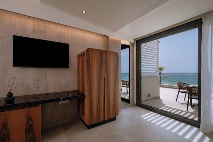 Room 8 of 33