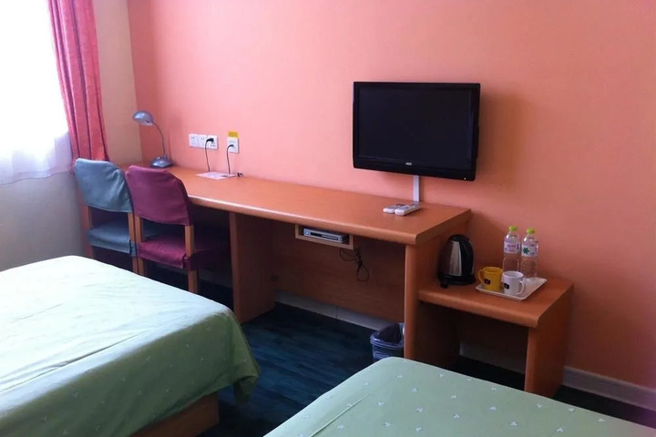 Room 6 of 16