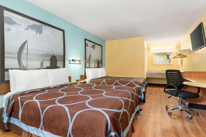 1 Queen Bed (6 of 6)