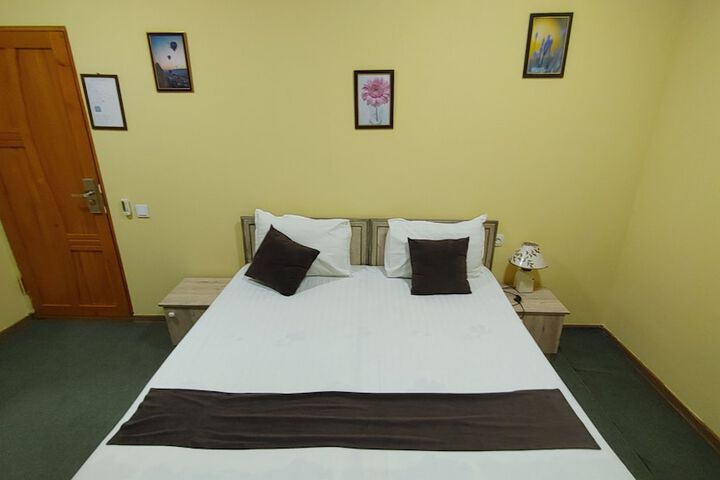 Room 4 of 13