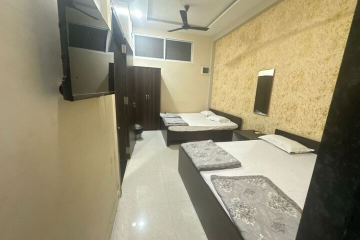 Room 4 of 7