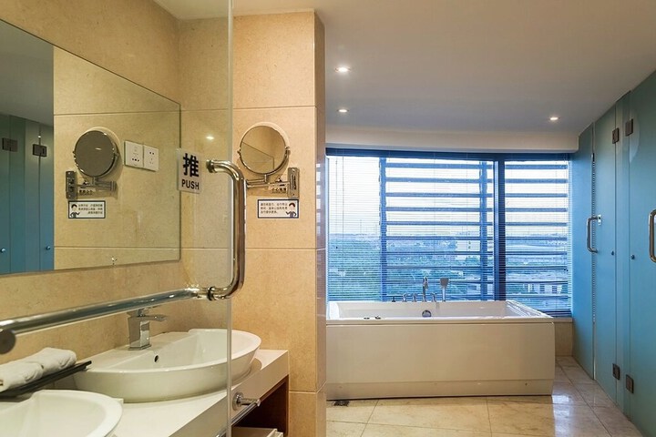 Room 52 of 77