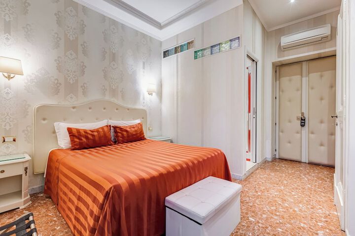 Room 4 of 106