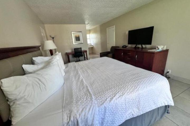 2 Queen Beds (14 of 18)