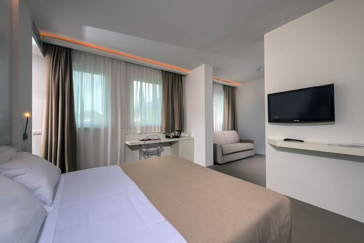 Room 31 of 244