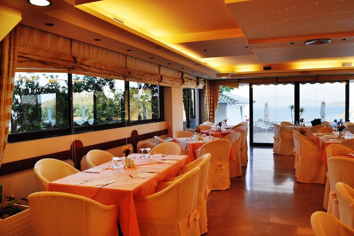 Ballroom/Hall 54 of 64