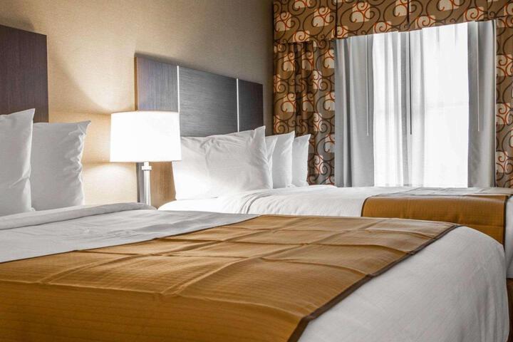 1 Queen Bed (6 of 28)
