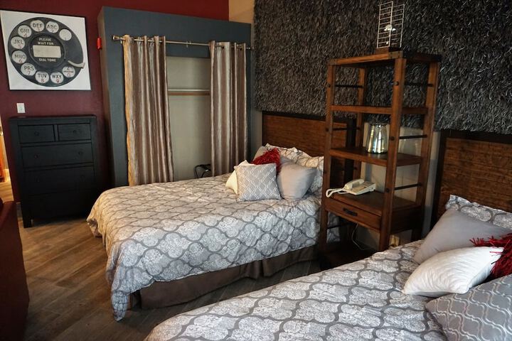 2 Queen Beds (10 of 39)