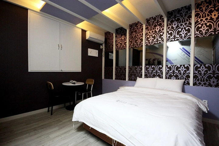 Room 2 of 21