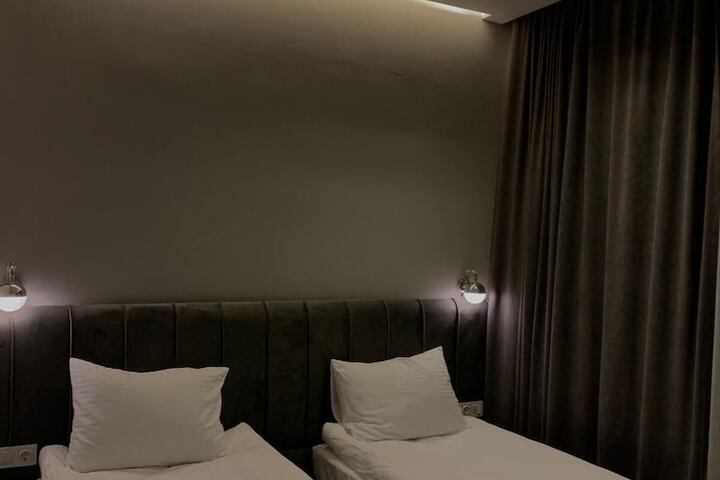 Room 7 of 9