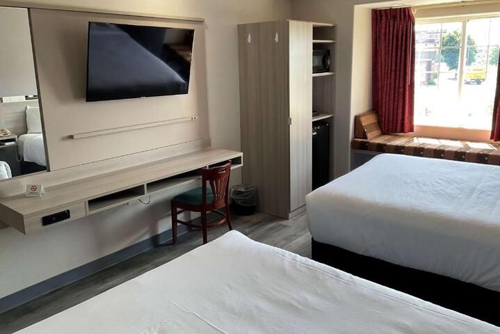 2 Queen Beds (10 of 13)