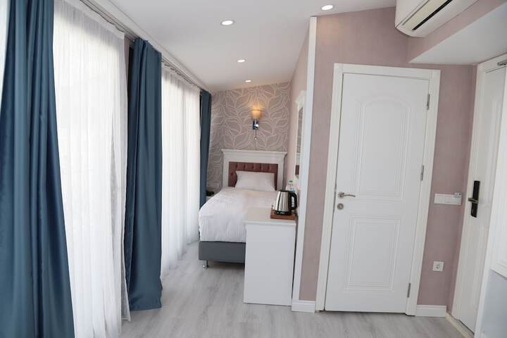 Room 12 of 28