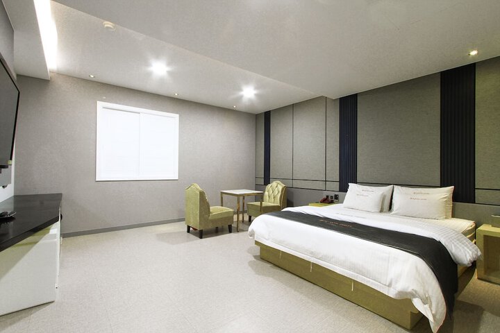 Room 19 of 80