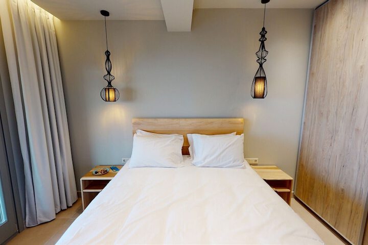 Room 3 of 99