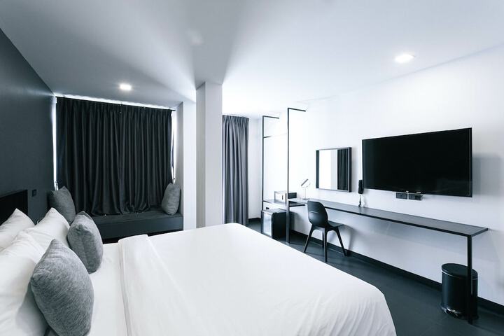 Room 12 of 82