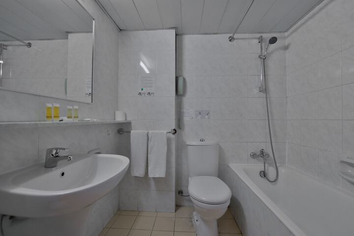 Room 40 of 72