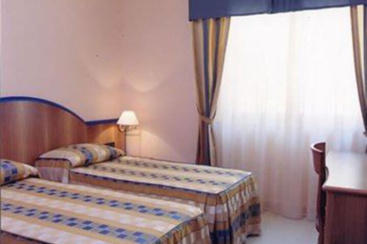 Room 6 of 33