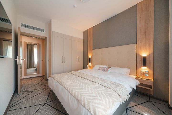 Room 13 of 38