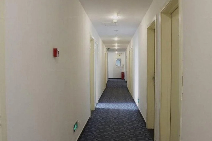 Room 8 of 9