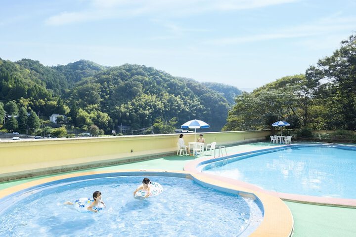 Pools & Facilities