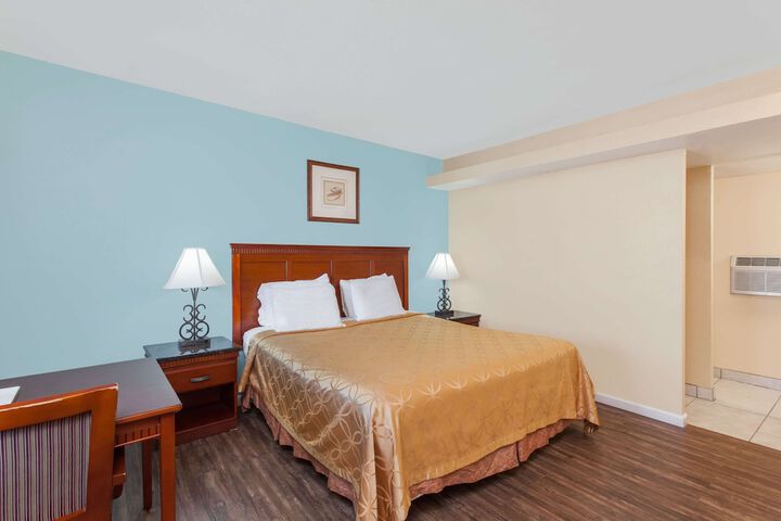 1 King Bed (3 of 12)