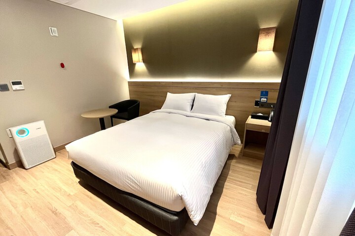 Room 28 of 144