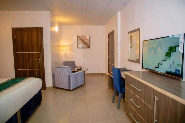 Room 4 of 18