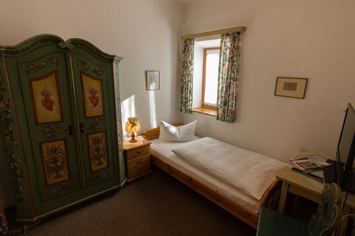 Room 11 of 34