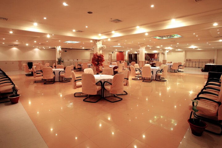 Ballroom/Hall 27 of 28