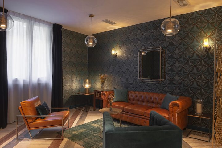 Lounge 38 of 44