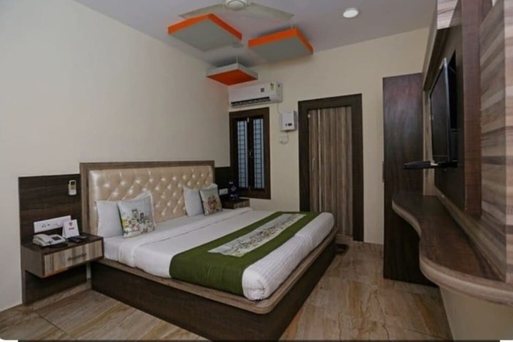 Room 4 of 5