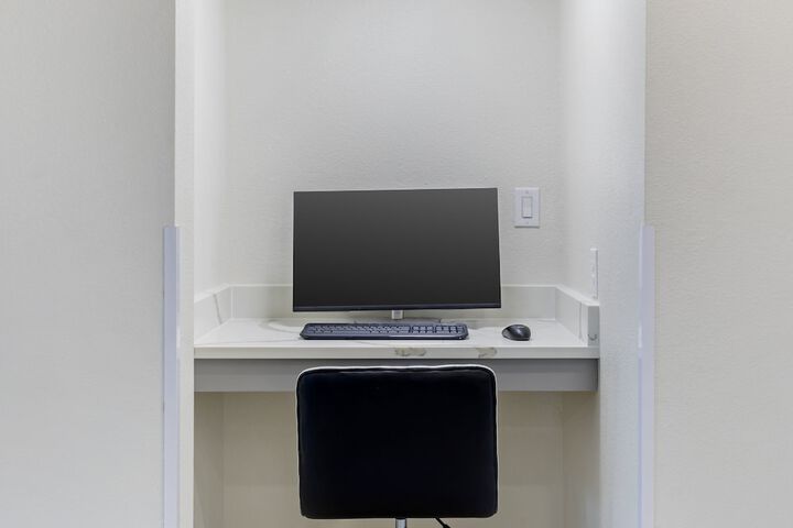 Business Center 30 of 33